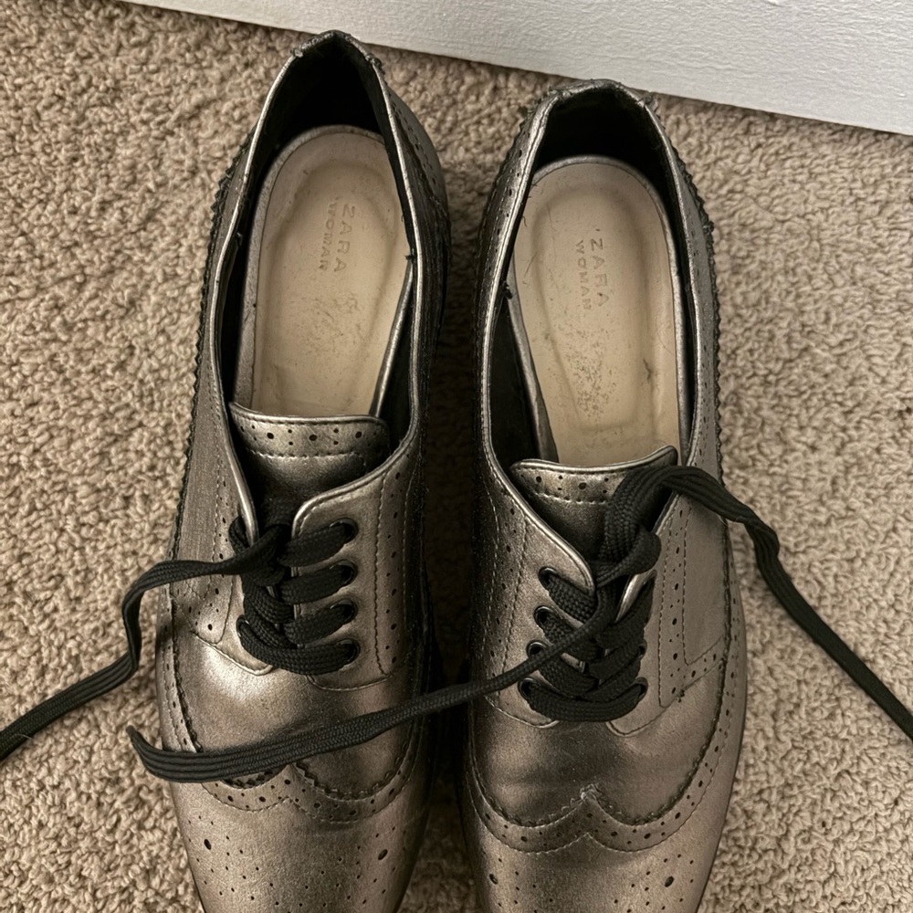 Zara Women’s Silver Oxfords, size 10